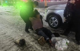 【节日我在岗】男子醉酒晕倒路边 民警暖心积极救助